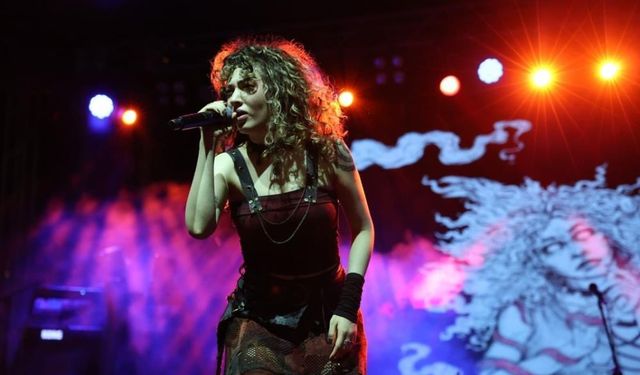 Sena Şener, 27. Çivril Elma Festivalinde Unutulmaz Bir Gece Yaşattı