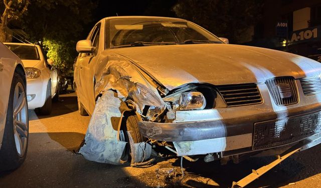 Denizli'de Park Halindeki 2 Araca Çarpan Sürücü Kaçtı