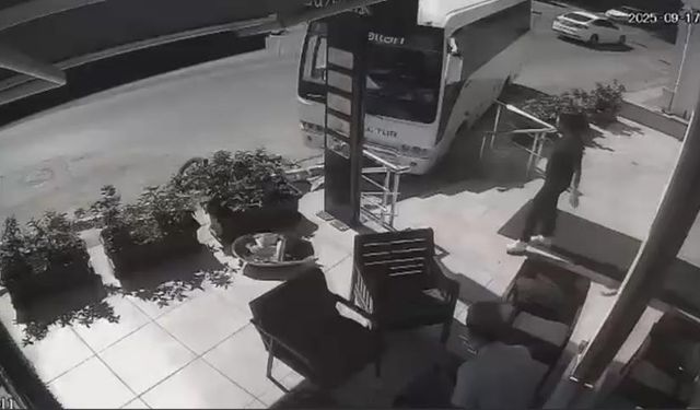 Denizli'de Freni Boşalan Midibüs, Direğe Çarparak Durabildi