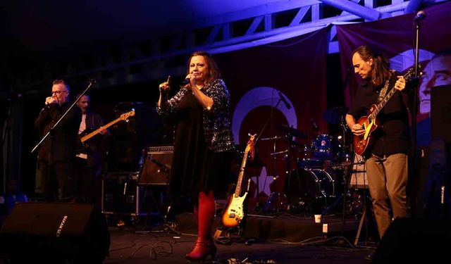 Cumhuriyet coşkusu Denizli’de müzik ve dansla taçlandı