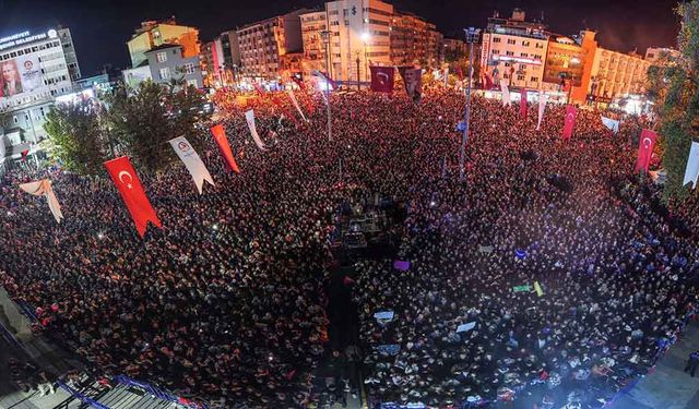 On binler Delikliçınar Meydanı’nda Cumhuriyet için buluştu