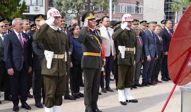 Denizli’de Cumhuriyetin 102. yıldönümü kutlamaları çelenk sunumuyla başladı