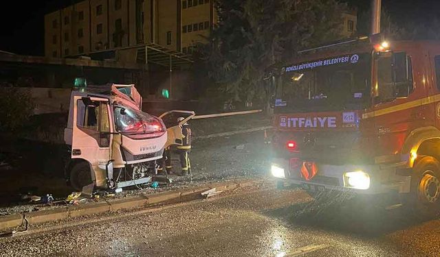 Yağışta yoldan çıkan kamyonet sürücüsü yaralandı