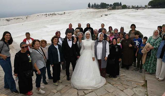 Düğün çekimi için Pamukkale travertenlerine giden çift için turistler takı kuyruğu oluşturdu