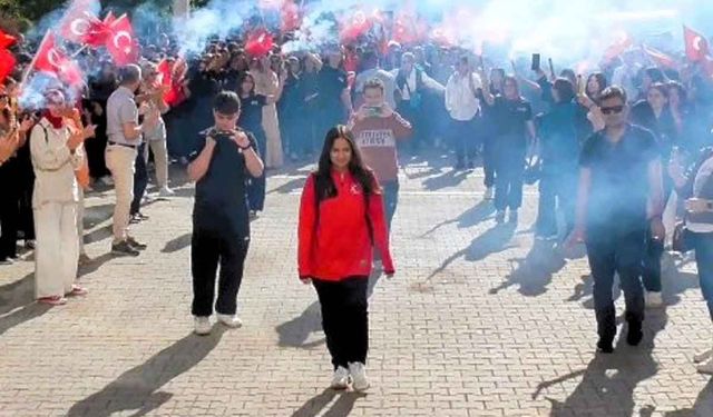 Dünya şampiyonu Ayşegül’e yuvasında coşkulu karşılama