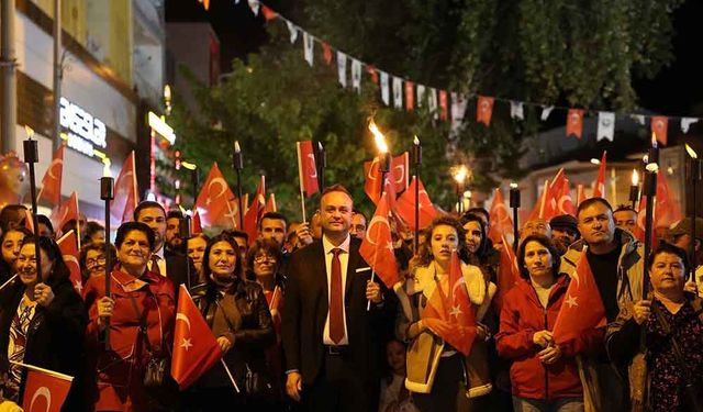 Cumhuriyetin 102. yaşı Çivril’de fener alayı ve konserle kutlandı