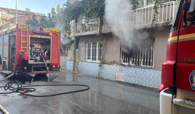 Giriş katında başlayan yangın evi küle çevirdi