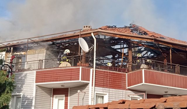 Denizli'de bir binanın çatısından başlayan yangın korkuttu; 5 kişi ekipler tarafından kurtarıldı