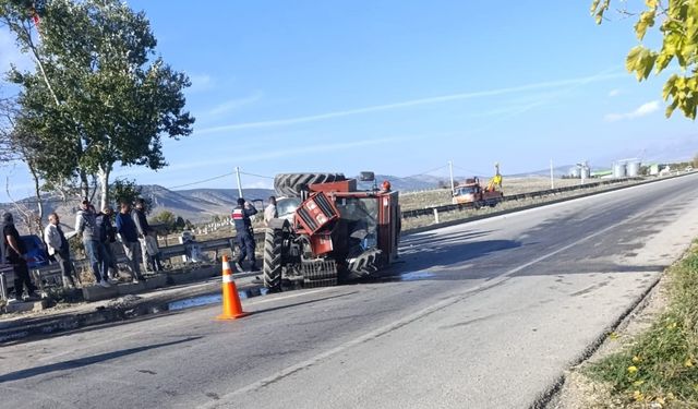 Otomobille çarpışan traktör ikiye bölündü