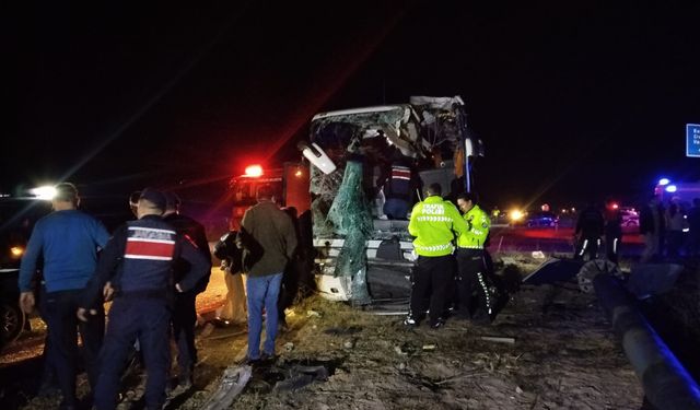 Denizli'de minibüs yolcu otobüsüyle çarpıştı: 1 ölü, 13 yaralı