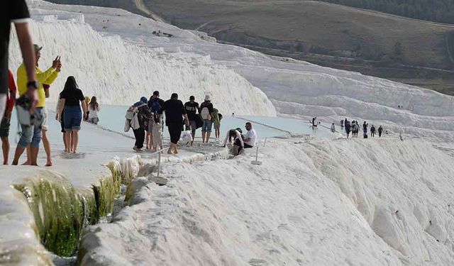 Beyaz cennet Pamukkale, Asya ülkelerinden gelen turistlerin yoğun ilgisini çekiyor