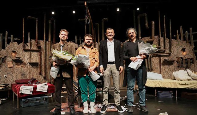 Şehir Tiyatrosu 'Sığıntılar' oyunu ile sanatseverleri bir araya getirdi