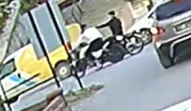 Denizli'de akıl almaz kaza: Sinyali koluyla verince motosikletliyi yere düşürdü