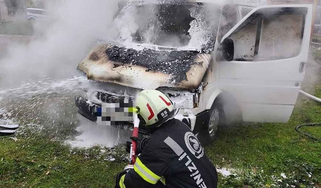 Park halindeki minibüs alevlere teslim oldu