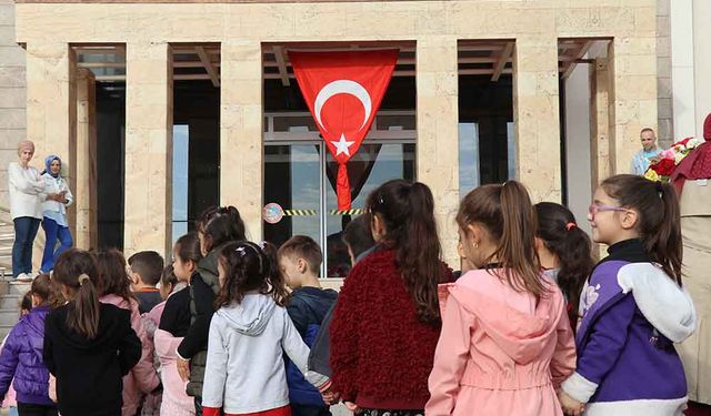 Sembolik Anıtkabir öğrencilerden yoğun ilgi gördü