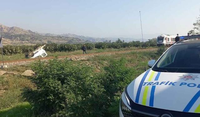 Denizli-İzmir Treni'nin çarptığı kamyonet paramparça oldu