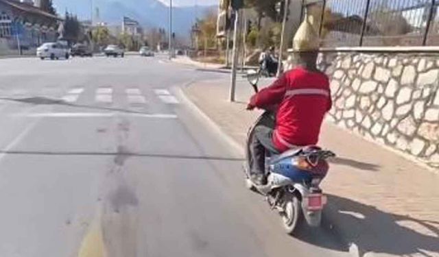 Kask yerine miğfer takan dede görenleri şaşırttı