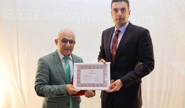 Kültür aşığı öğretmen üstün şeref belgesiyle onurlandırıldı