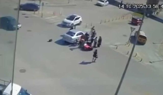 Otomobil motosiklet ile çarpıştığı kaza güvenlik kamerasına yansıdı