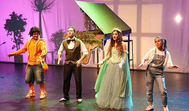 “Su Perisi Lara” tiyatro oyunu öğrencilerle buluştu