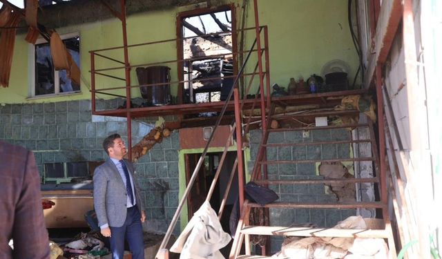 Başkan Tatık evleri yanan aileyi yalnız bırakmadı