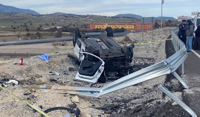 Karşı şeridi geçerek takla atan otomobilde 1 kişi hayatını kaybetti