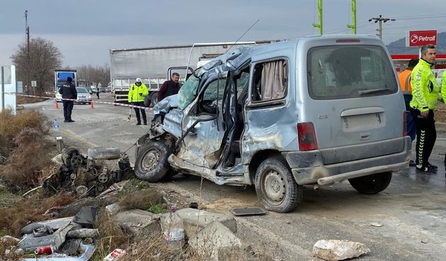 Tır ile hafif ticari aracın çarpıştığı kazada yaşlı adam hayatını kaybetti