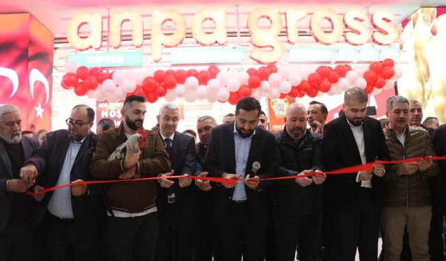 Denizli’de zincir marketin indirimli açılışı geceden sabaha kuyruk oluşturdu