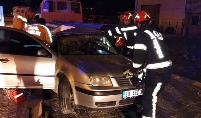 Otomobil park halindeki tırın dorsesine çarptı: 1 ölü 1 yaralı