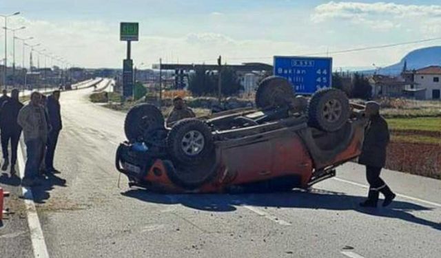 Aksı kırılan pikap takla attı