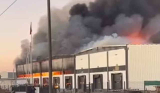 Çardak OSB'de yangın devam ediyor, patlamalar yaşanıyor!