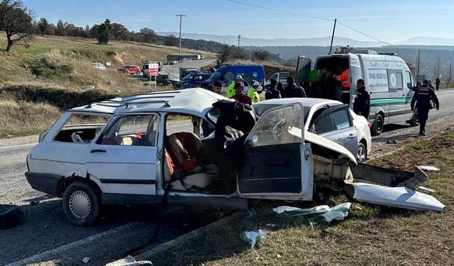 İki otomobilin çarpıştığı kazada yaşlı çift hayatını kaybetti