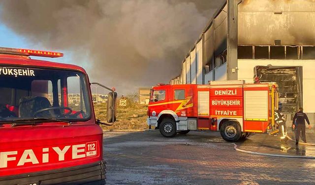 Yoğun uğraşlar sonucu söndürülen alevler fabrikayı kullanılamaz hale getirdi