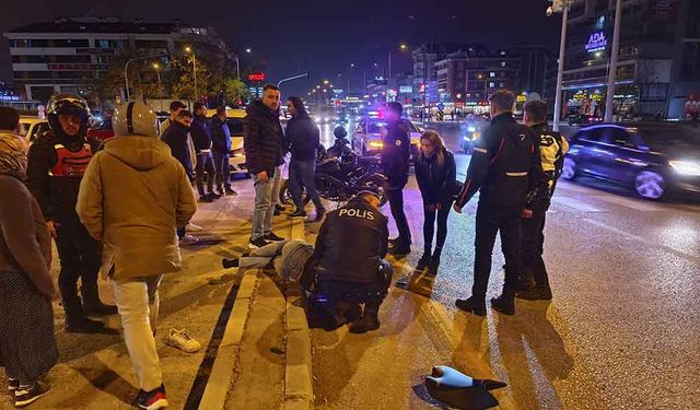 Direksiyon kontrolünü kaybeden motosiklet sürücüsü yön tabelasına çarptı; 2 yaralı