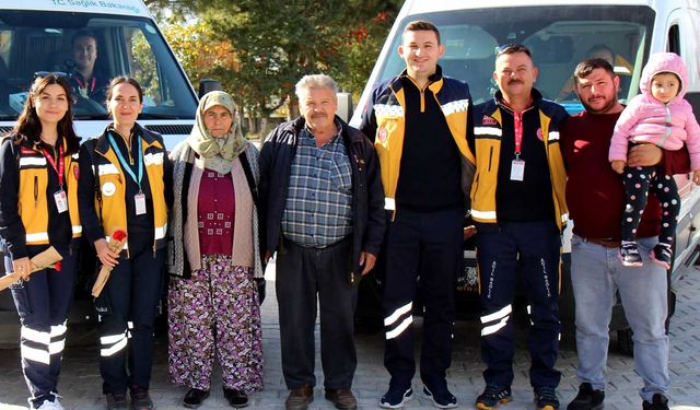 İki kez hayatını kurtaran sağlık çalışanlarını her fırsatta ziyaret ediyor