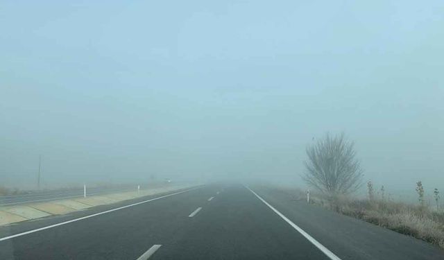 Yoğun sis nedeniyle kara yolu ulaşıma kapatıldı