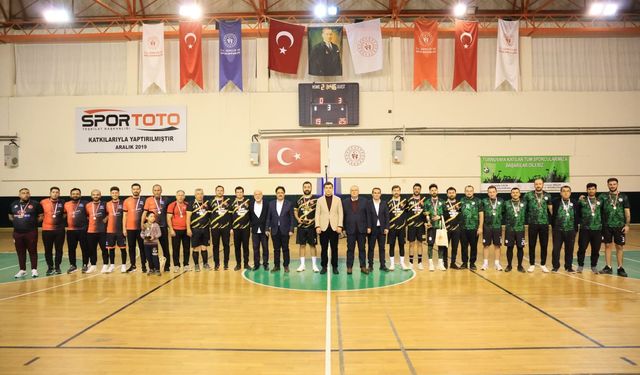 Voleybol Turnuvasında dereceye giren takımlara madalya ve kupaları düzenlenen törenle takdim edildi.