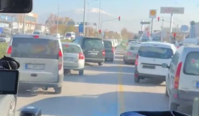 Denizli'de duyarlı sürücülerin fermuar sistemi ile yol verdiği anlar kamerada