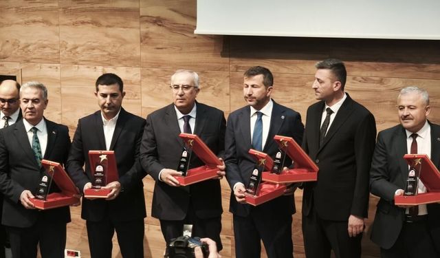 Çameli'ne çağ atlatan Başkan Arslan'a 'Yılın En Başarılı İlçe Belediye Başkanı' ödülü verildi