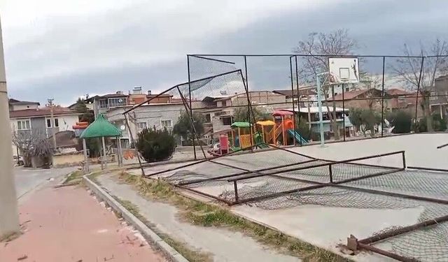 Denizli’de şiddetli rüzgar hayatı olumsuz etkiledi: çatılar uçtu, insanlar yürüyemedi