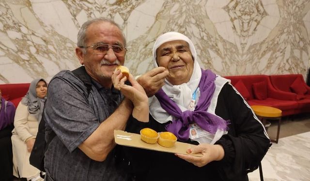 Kalbi sağ tarafta olan umreci 49. evlilik yıl dönümünü Mekke'de kutladı