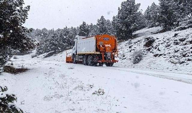 Kar kalınlığı 25 cm ulaşan Çameli'nde saha çalışmaları devam ediyor