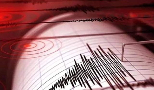 Denizli'de Gece Yarısı Olan  Deprem Korkuttu