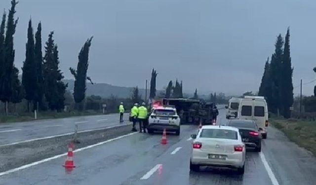 Buldan’da portakal yüklü kamyon refüje devrildi