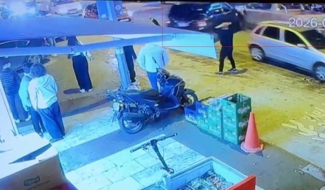 Aniden hareket eden otomobil yaya ve araçların arasına daldı