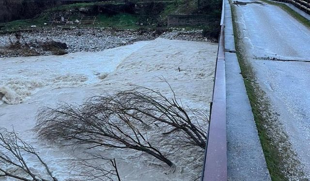 Şiddetli yağış Çameli ve Acıpayam’da iki köprüyü yıktı