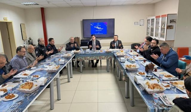 Çameli protokolü İmam Hatip Lisesinin iftarında öğrencilerle buluştu