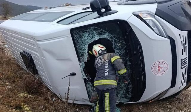 Tavas’ta servis aracı yan yattı; 9 yaralı