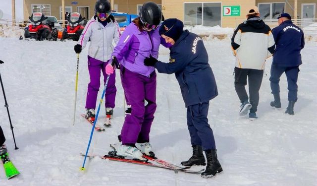 JAK şehit ve gazi çocuklarına kayak eğitimi verdi