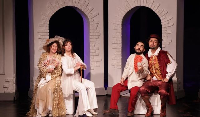 Merkezefendi Kent Tiyatrosu yeni oyunu ‘Biz Aşık Değiliz’ ile sahnede